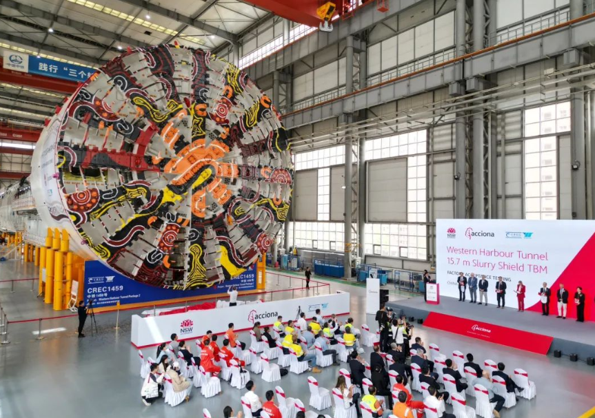 中国出口海外最大直径盾构机在郑州经开区下线