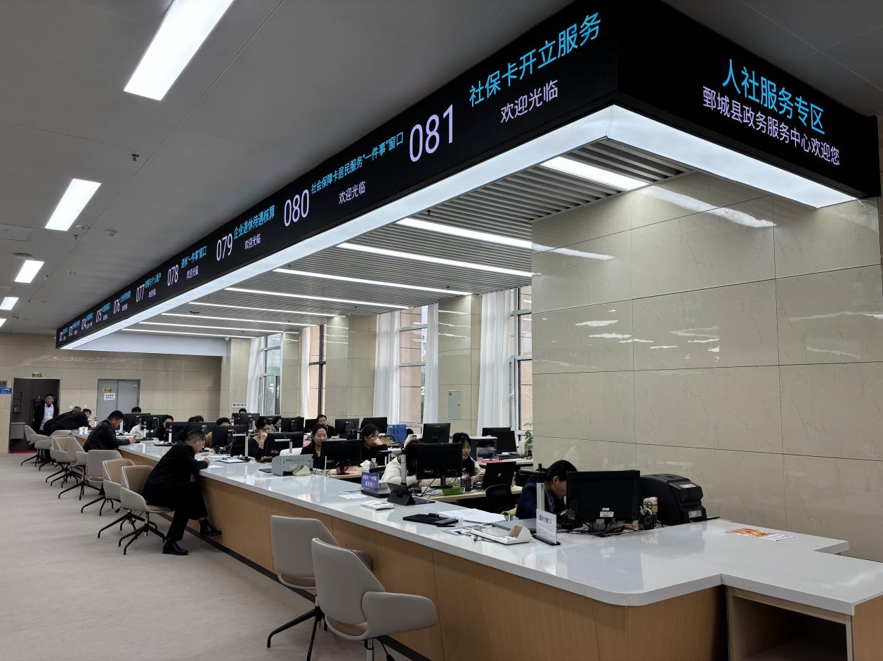 鄄城县政务服务中心实现多部门集中进驻，开启便民利企新篇章